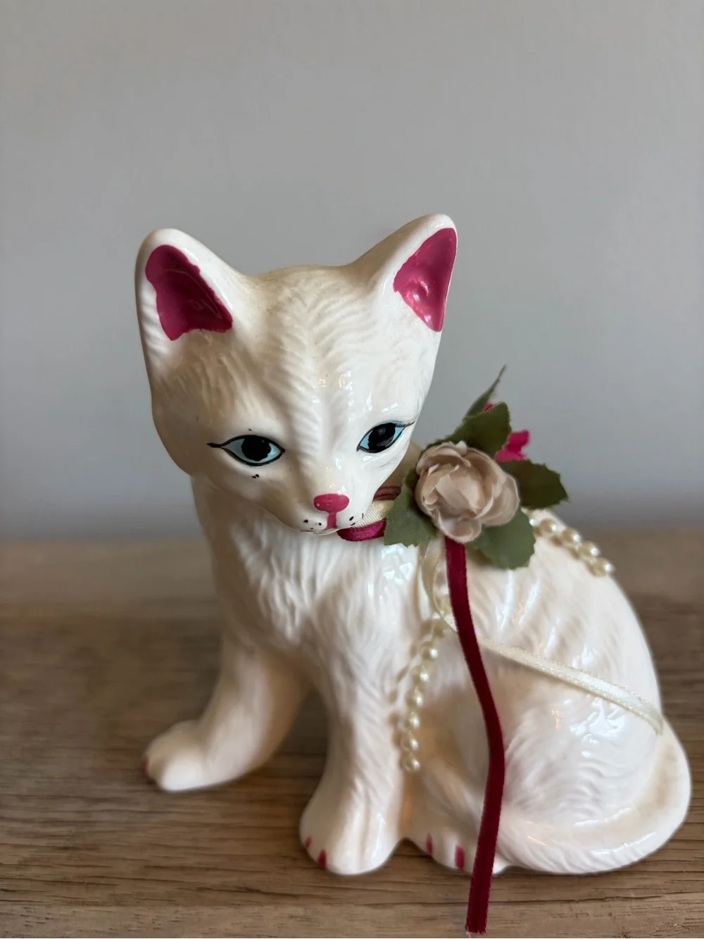Vintage Porcelain Cat  Kitten Ribbon Collar With Flowers Beads Sitting Figurine‎
